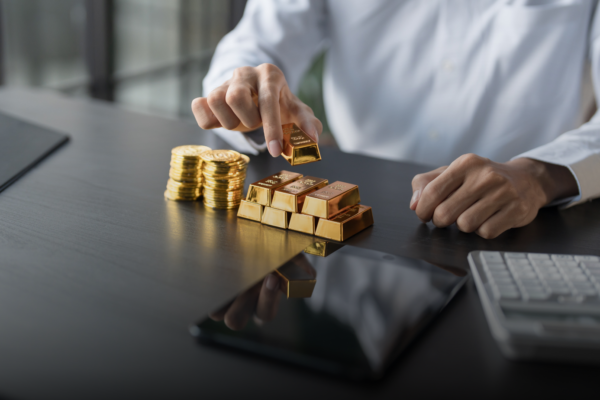 Dubai Gold Prices Drop Amid US Dollar Strength