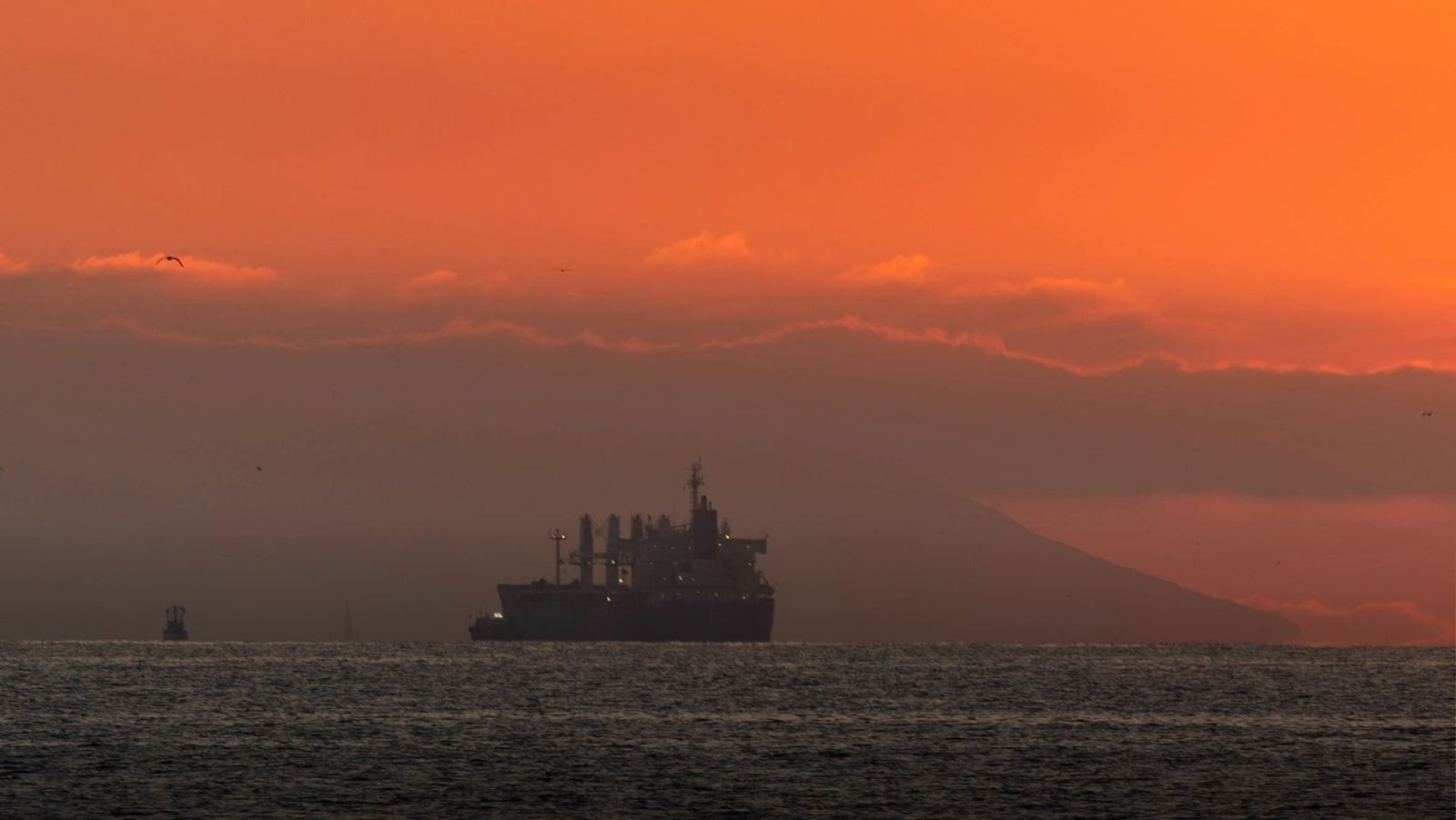 US sanctioned tankers pass Strait Hormuz blockade