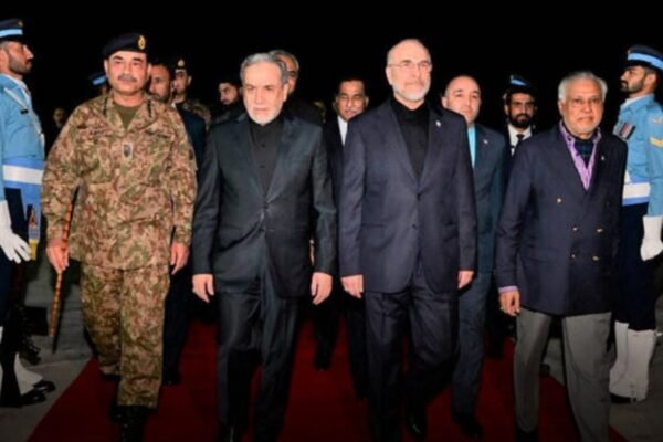 Iran teams in Pakistan for peace talks doubts